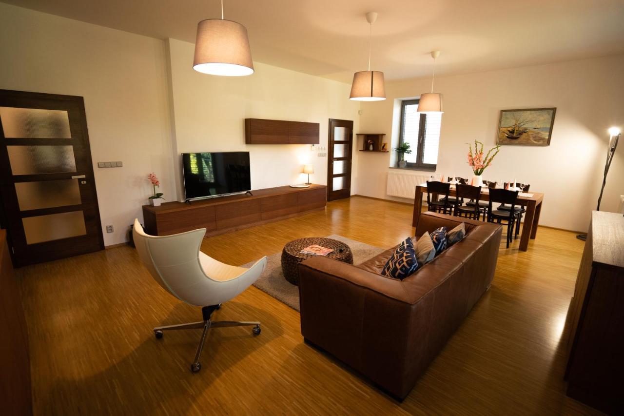 Black Field Apartment Brno Eksteriør bilde