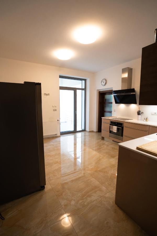 Black Field Apartment Brno Eksteriør bilde
