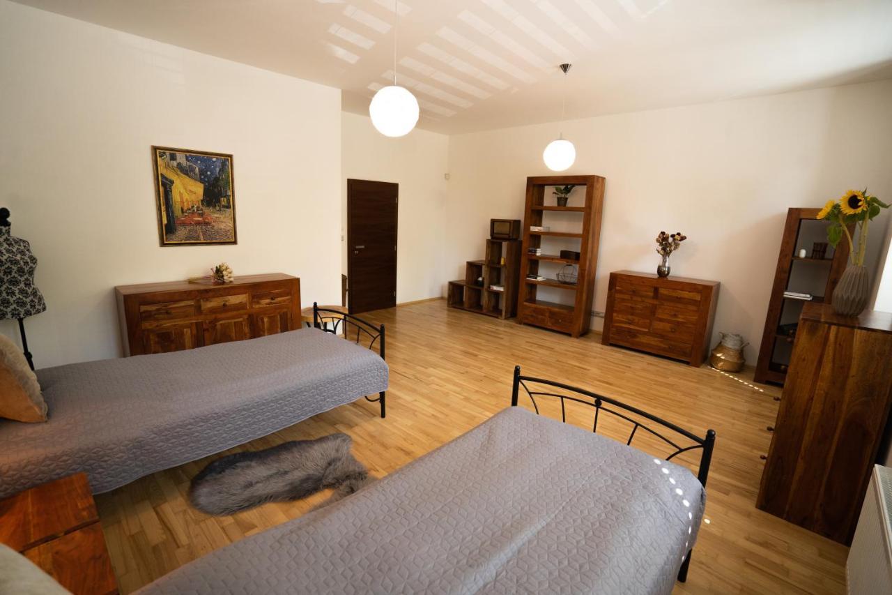 Black Field Apartment Brno Eksteriør bilde